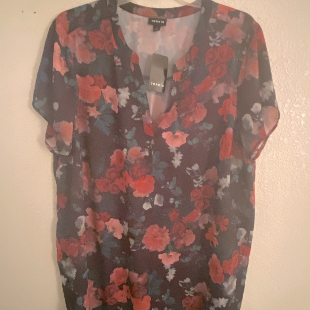 Torrid size 1x rose v-neck blouse never worn tags still on
